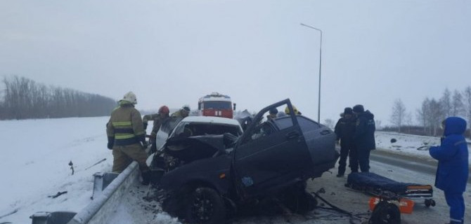 Три автомобиля столкнулись на трассе в Башкирии, погибли два человека, четверо пострадали