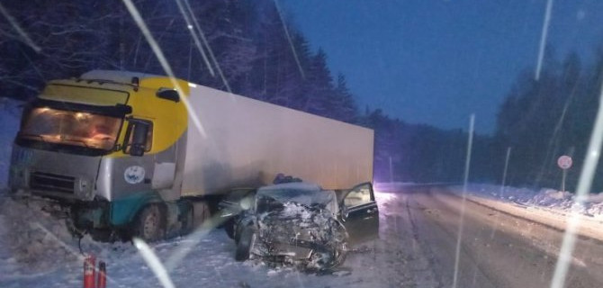 На трассе в Челябинской области «Киа» столкнулась с фурой, погибли два человека