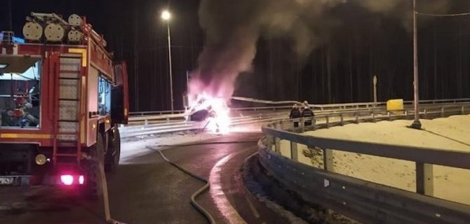 В Ленобласти тушили загоревшуюся «Киа», съехавшую в кювет