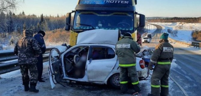 В Красноярском крае столкнулись легковой автомобиль и большегруз, погибли 4 человека