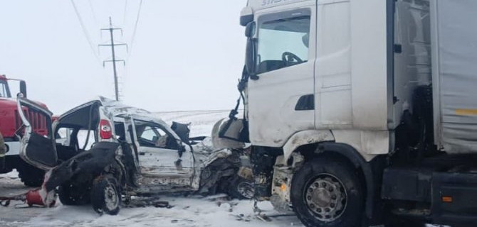 Два легковых автомобиля и грузовик столкнулись на трассе в Башкирии, один человек погиб