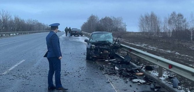 В массовом ДТП в Саратовской области два человека погибли, пострадали пятеро, в том числе дети