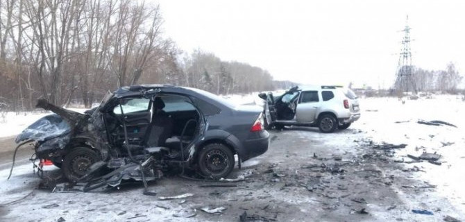 Две иномарки столкнулись на трассе в Омской области, один человек погиб, двое пострадали