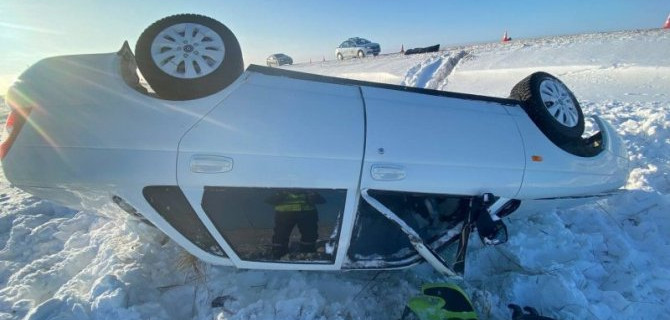 В ДТП на трассе в Тюменской области погибла женщина, пострадали мужчина и двое детей