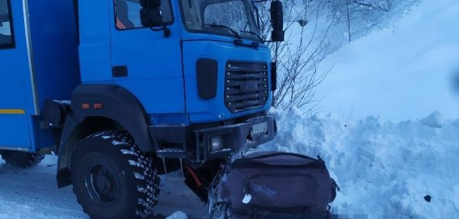 Водитель снегохода погиб в результате ДТП с грузовиком в Магаданской области