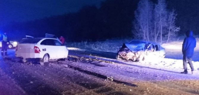 На трассе в Башкирии столкнулись два легковых автомобиля, оба водителя погибли