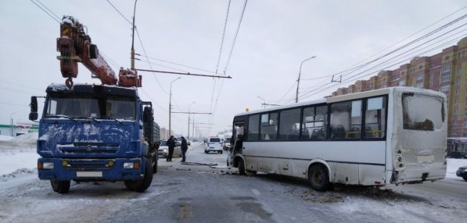 На выезде из Йошкар-Олы столкнулись КамАЗ и автобус, есть пострадавшие