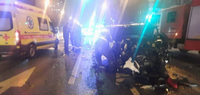 На Севастопольском проспекте в Москве столкнулись три машины, пострадали 8 человек, в том числе ребенок