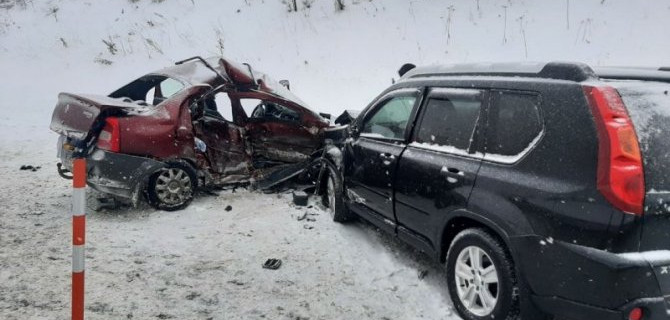 На федеральной трассе под Тобольском столкнулись две иномарки, один человек погиб, четверо пострадали