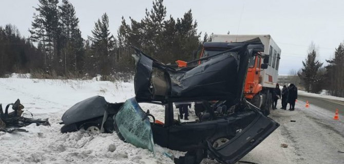 В Иркутской области столкнулись «Мазда» и КамАЗ, погибли четыре человека