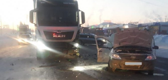 На трассе «Урал» в Башкирии «Лада» столкнулась с грузовиком, пострадали два человека