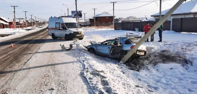 В Иркутской области «Субару» врезалась в столб, водитель погиб