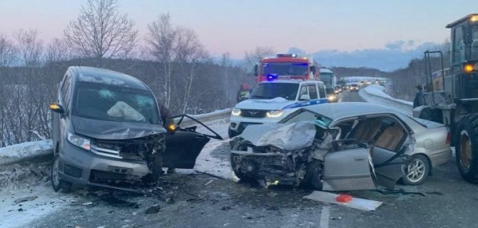 На Сахалине столкнулись две иномарки, один человек погиб, трое пострадали