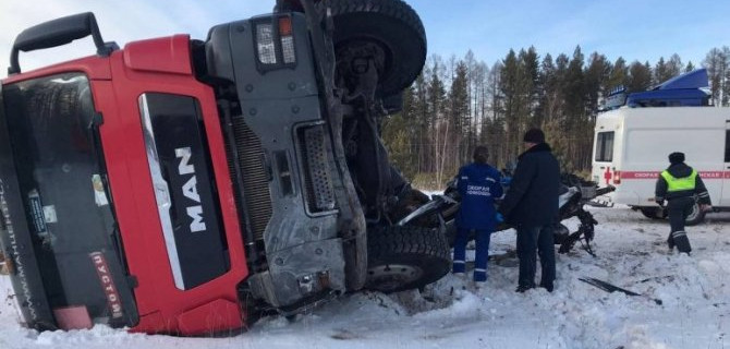 В Иркутской области в ДТП с участием «Мазды» и самосвала пострадал водитель легкового автомобиля