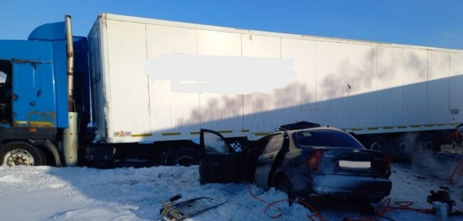 В ДТП с участием фуры на трассе в Челябинской области погибла женщина