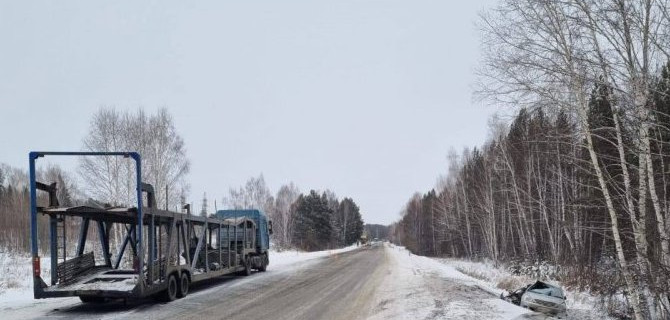 В Иркутской области иномарка столкнулась с большегрузом, погибли два человека