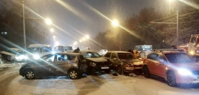 Шесть автомобилей и маршрутка стали участниками массового ДТП в Иркутске