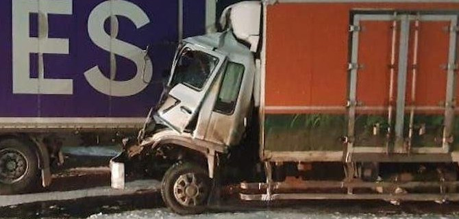 На трассе «Сибирь» грузовик врезался в стоящую фуру, водитель погиб