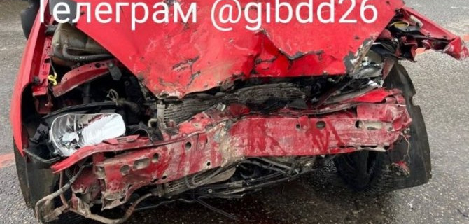 Две иномарки столкнулись на подъезде к Ставрополю, пострадала автомобилистка