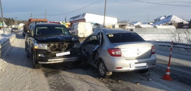 В ДТП в Тюменской области пострадали автомобилистка и двое маленьких детей