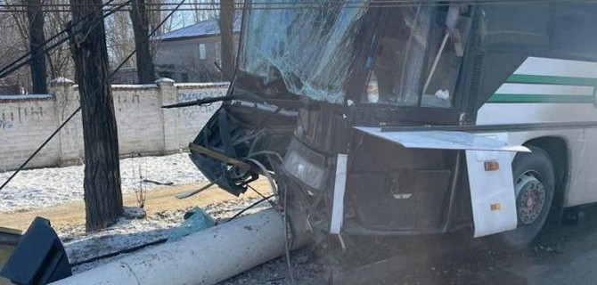 В Воронеже ехавший на ремонт автобус врезался в столб