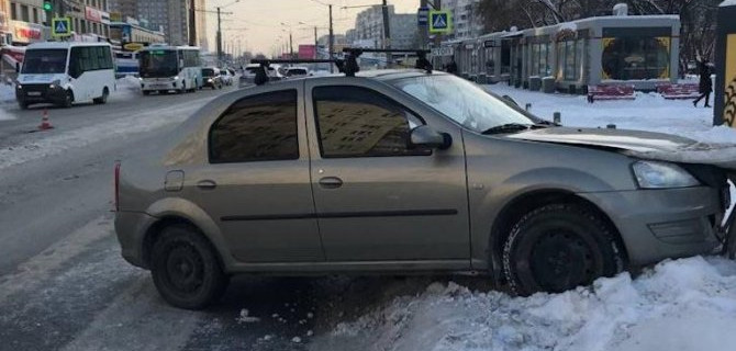 В Омске «Рено» столкнулся с «Тойотой», а затем въехал в ограждение, пострадали двое, в том числе девочка-пдросток