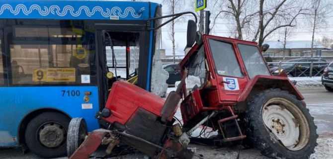 Трактор и пассажирский автобус столкнулись в Архангельске, госпитализированы двое