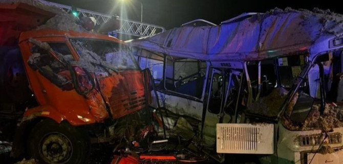 На Кубани грузовик столкнулся с пассажирским автобусом, один человек погиб, есть пострадавшие