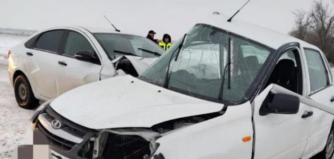 На Ставрополье в ДТП с тремя машинами на зимней трассе пострадали три человека