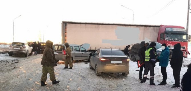 Массовое ДТП с участием 8 автомобилей произошло на трассе в Челябинской области