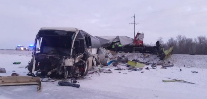 В ДТП с участием рейсового автобуса и грузовиков в Волгоградской области пострадали 9 человек, в том числе ребенок
