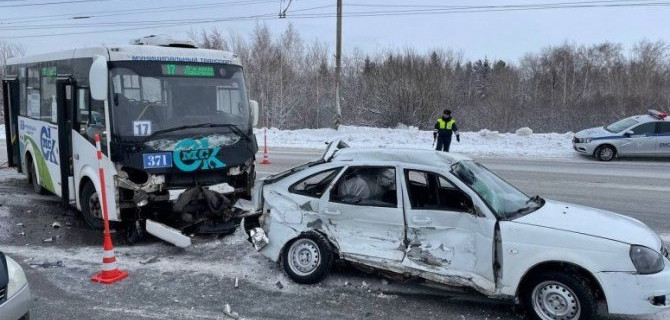 В Омске в массовом ДТП с участием автобуса пострадали 4 человека