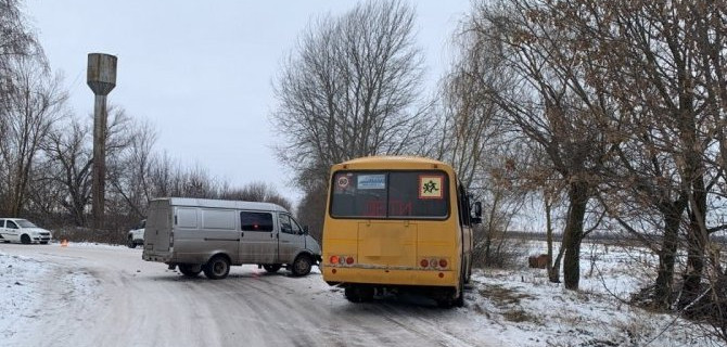 «ГАЗель» и школьный автобус столкнулись в Воронежской области
