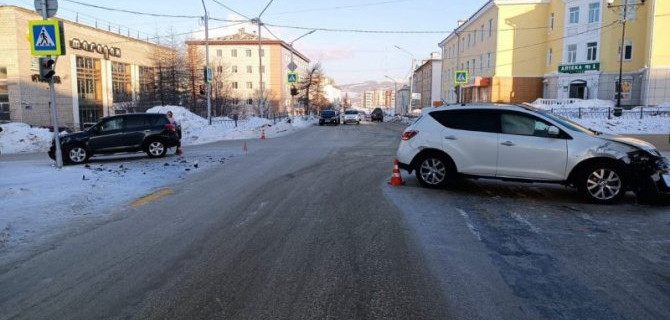 Две иномарки столкнулись на перекрестке в Магадане, пострадал один из водителей