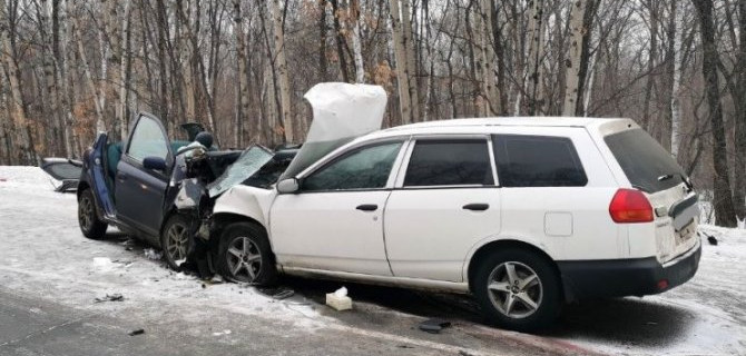 В лобовом ДТП на трассе под Хабаровском один человек погиб, пострадали двое
