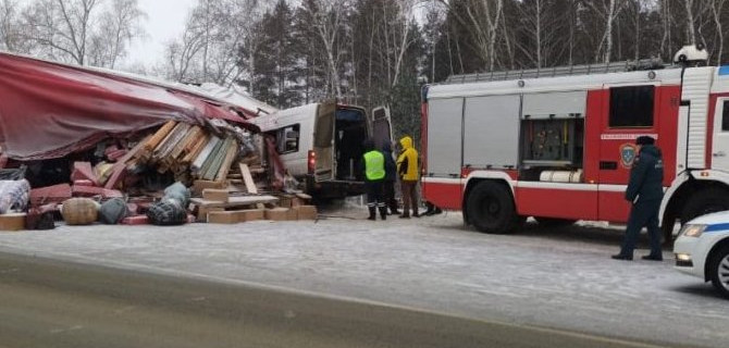 Микроавтобус и грузовик столкнулись в Пензенской области, два человека погибли, шестеро госпитализированы