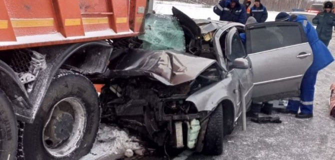 В Новосибирской области «Фольксваген» врезался в КамАЗ дорожных служб, один человек погиб, двое пострадали