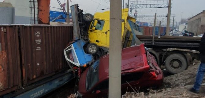 Во Владивостоке грузовик снес три автомобиля и врезался в поезд