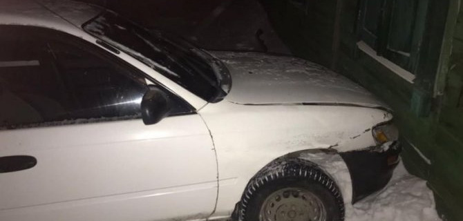 В Омске «Тойота» врезалась в дом, пострадала автомобилистка