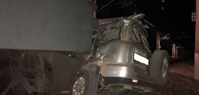 В Забайкалье на переезде столкнулись грузовой поезд и иномарка, погибли 4 человека, двое из них — дети