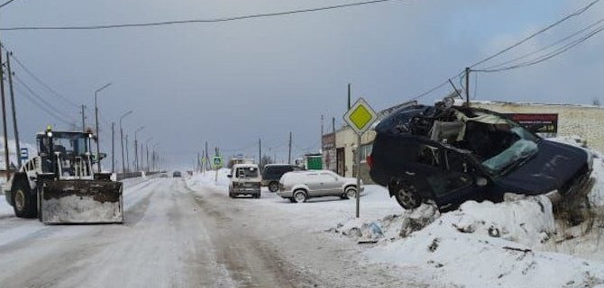 В Углегорске «Тойота» столкнулась с погрузчиком, пострадали два человека
