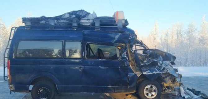 В Якутии микроавтобус столкнулся с большегрузом, пострадали 9 пассажиров, водитель погиб