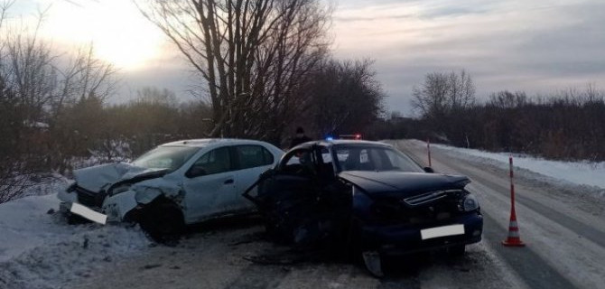 В Омске столкнулись две иномарки, пострадали мужчина, две женщины и ребенок