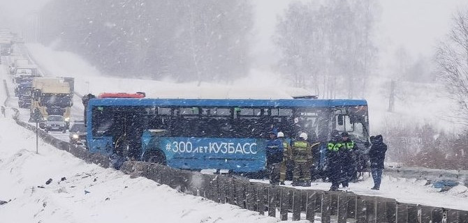 В Кемеровской области в ДТП с участием пассажирского автобуса погибли 5 человек