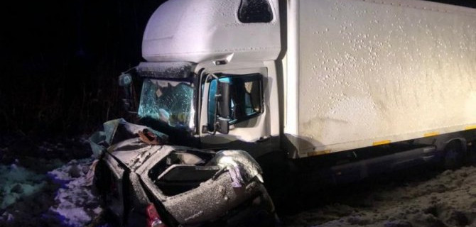 В лобовом столкновении «Рено» и грузовика на трассе «Кола» в Ленобласти погибли 3 человека