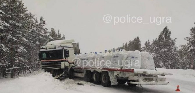 Под Сургутом «Киа» столкнулась с грузовиком, водитель погиб