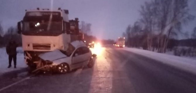В ДТП с грузовиком под Новосибирском погибли юный водитель и его пассажир