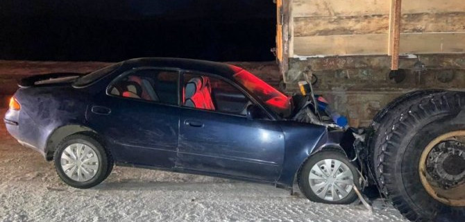 На трассе в Магаданской области легковушка врезалась в припаркованный КамАЗ, пострадала автомобилистка