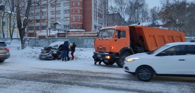 В Томске выехавший на «встречку» КамАЗ столкнулся с «Ладой», один человек пострадал
