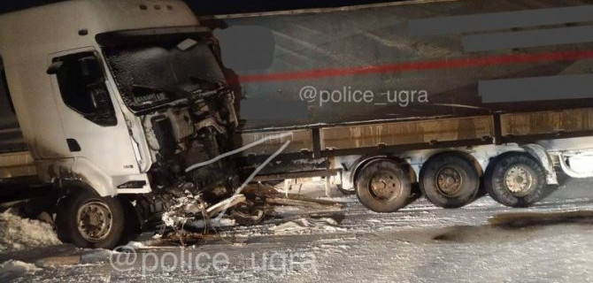 Под Сургутом «Субару» столкнулся с большегрузом, водитель легкового автомобиля погиб
